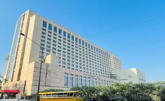 kokilaben_hospital_mumbai_building_outside-min